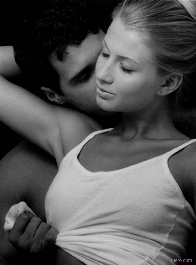 Девушки целуются грудью. Нежный мужчина. Поцелуй в грудь. Нежный поцелуй в грудь. Поцелуй в шею.